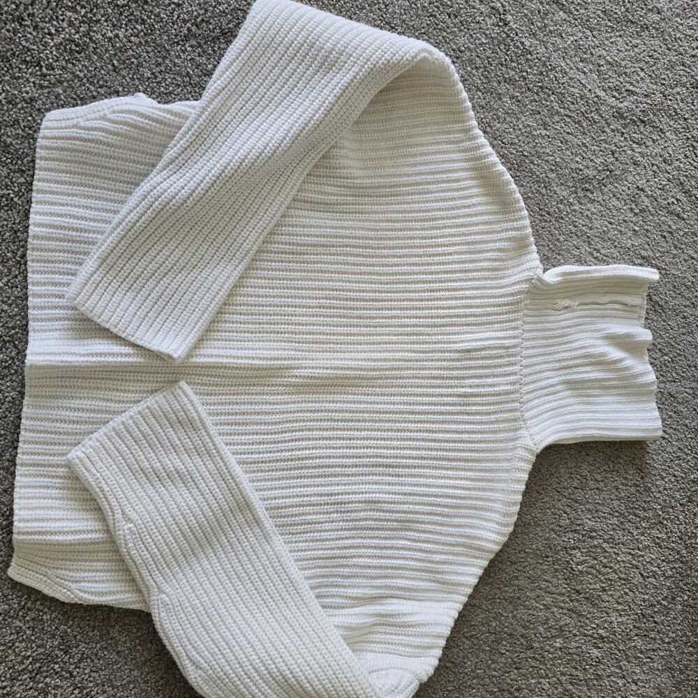 Ambercrombie and Fitch White Sweater Small